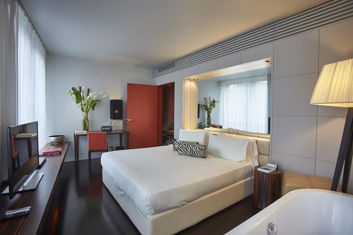 1 bedroom, premium bedding, minibar, in-room safe