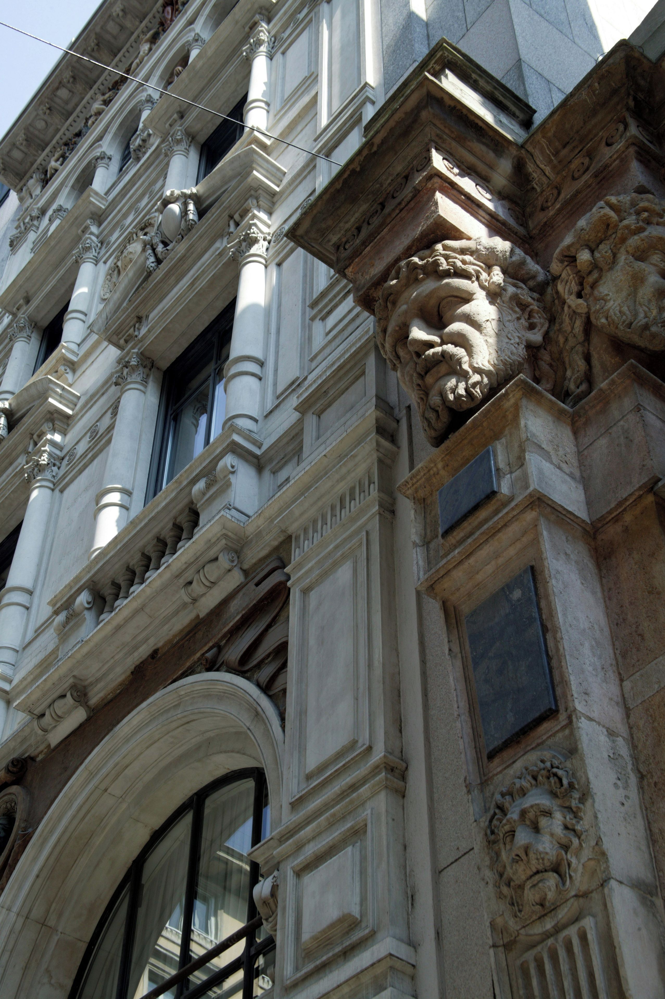 Un edificio de arquitectura clásica, con columnas ornamentales y detallada labra en piedra.