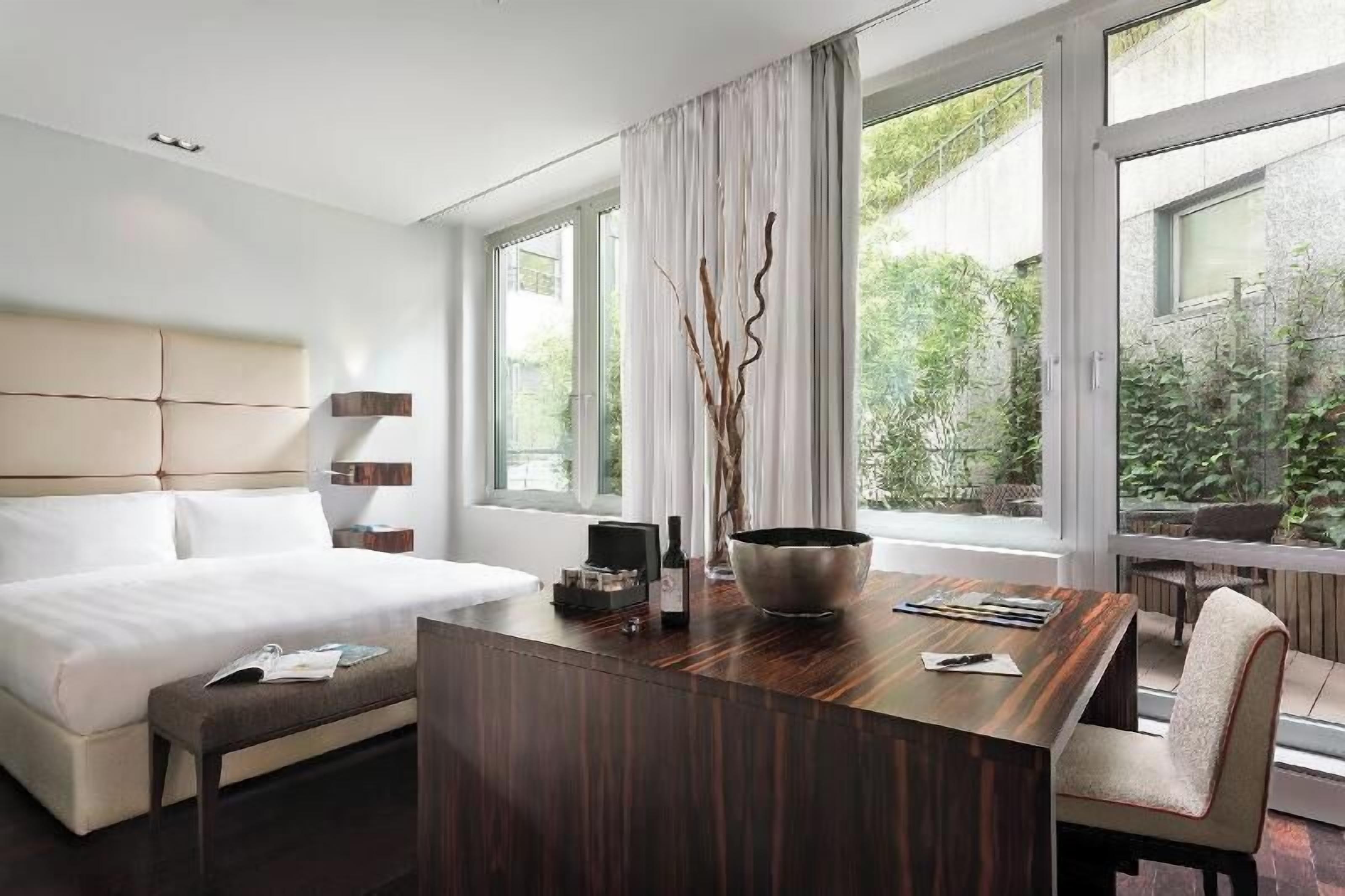 Ropa de cama de alta calidad, minibar, caja fuerte y escritorio