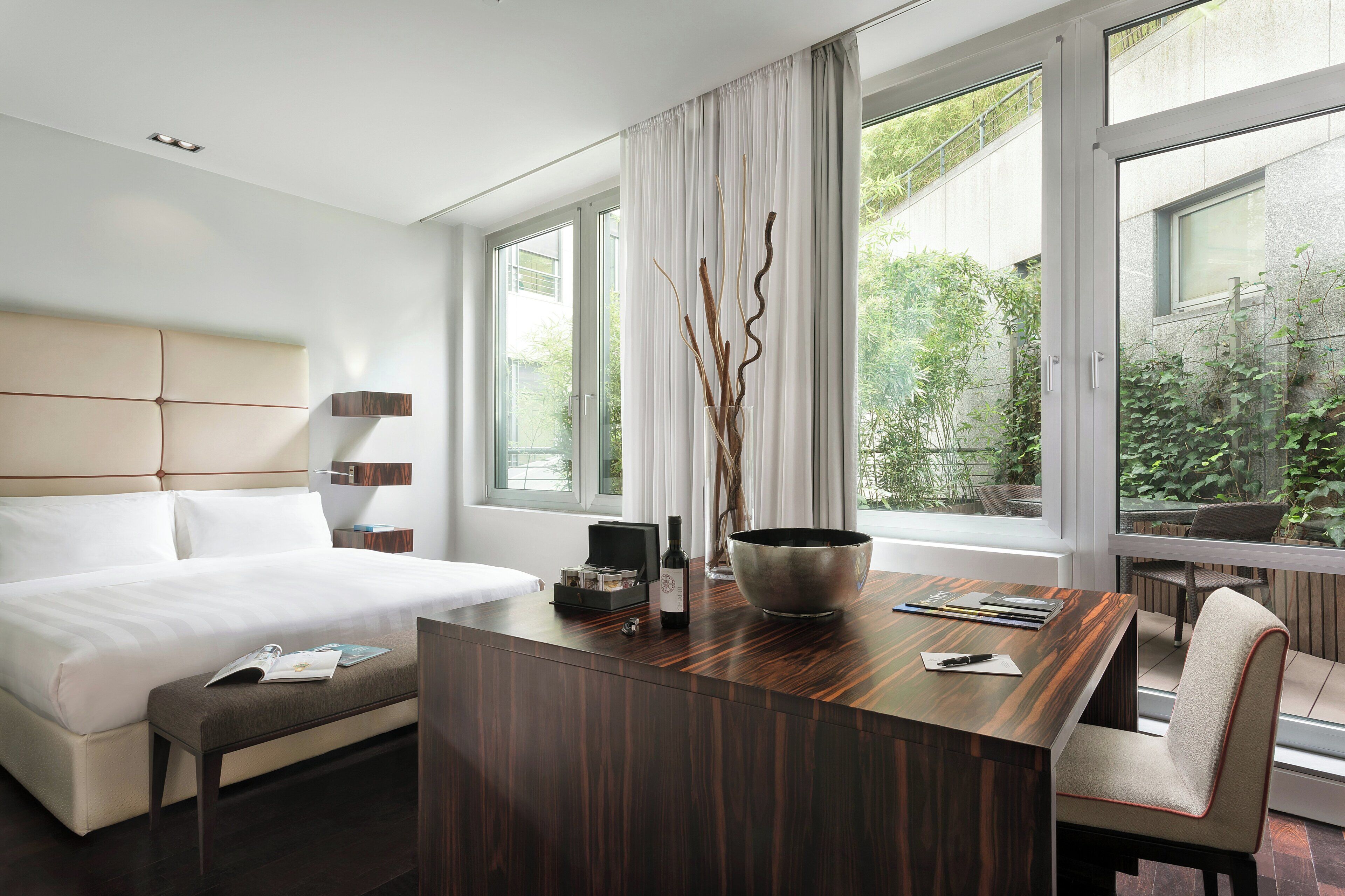 Deluxe kamer | Luxe beddengoed, een minibar, een kluis op de kamer, een bureau