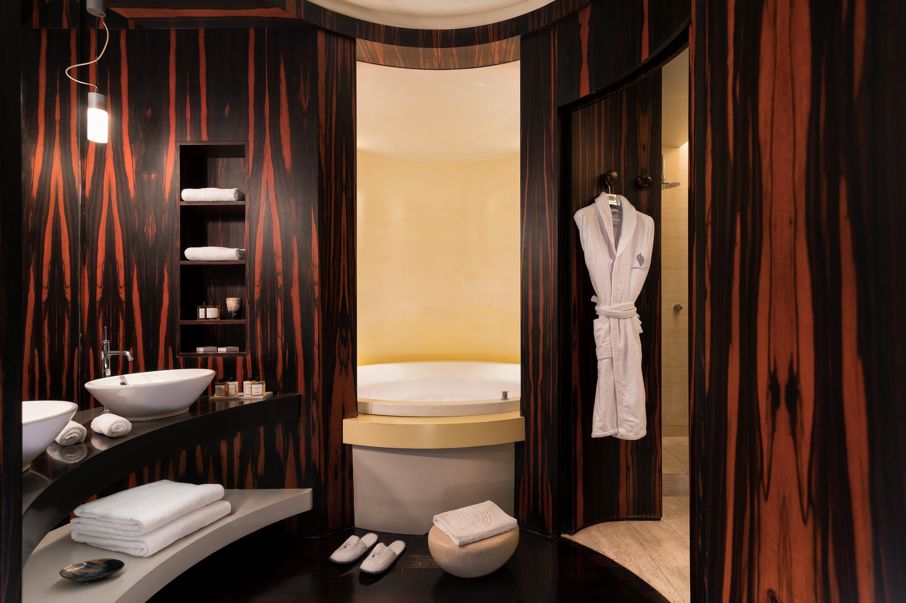 executive room | bathroom | combined shower/bathtub, jetted bath, free toiletries, hair dryer