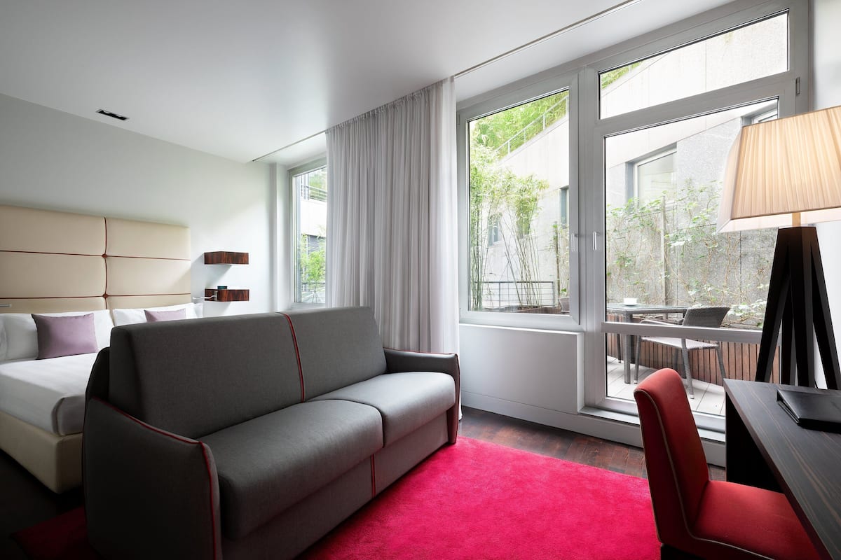 1 bedroom, premium bedding, minibar, in-room safe