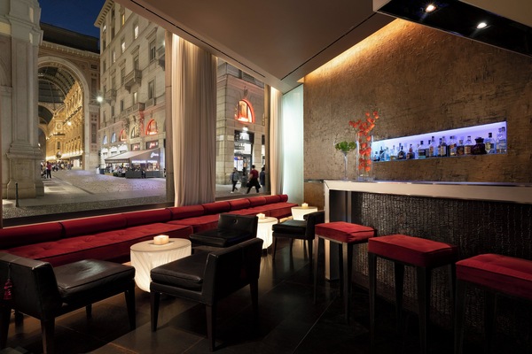 2 bars/lounges