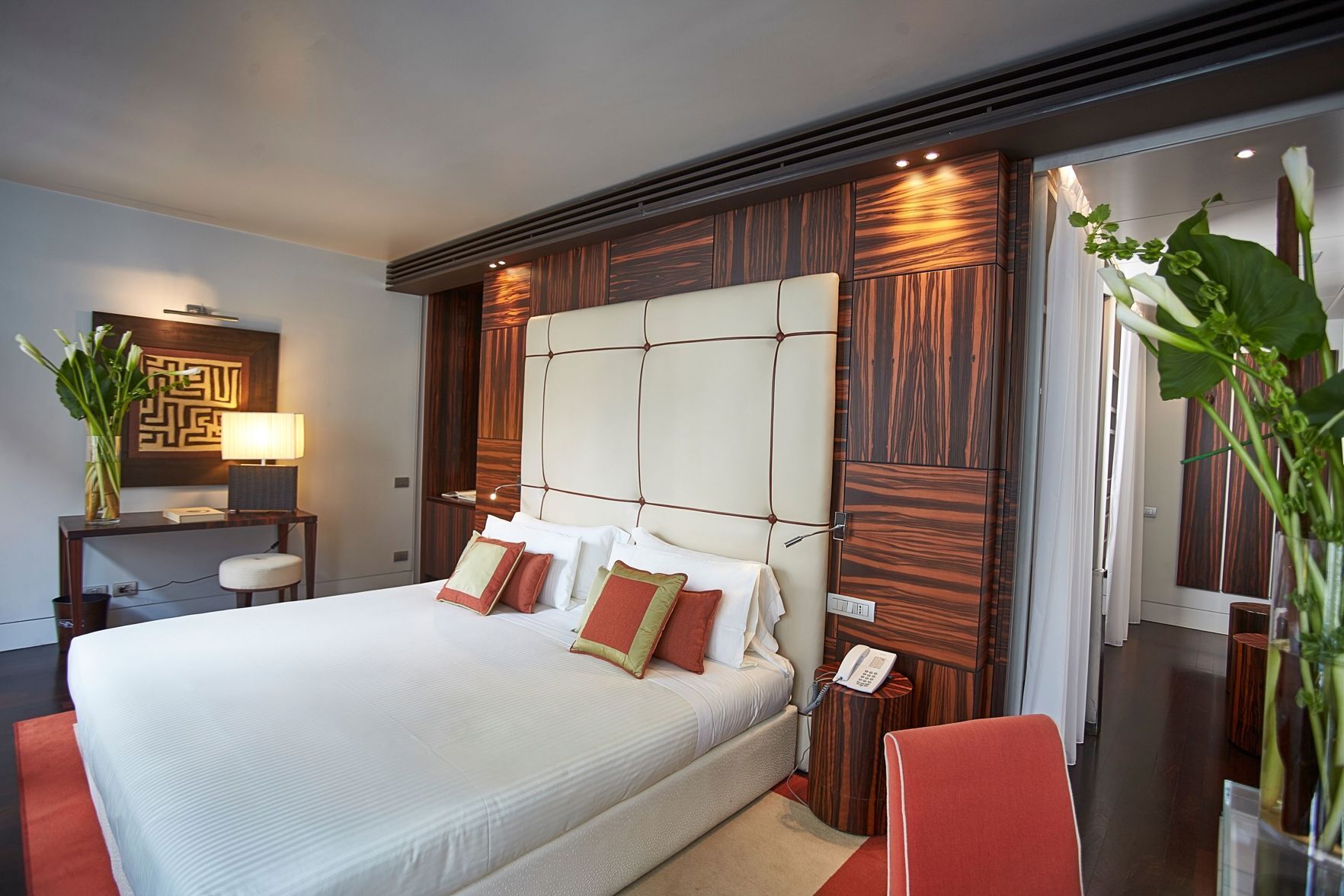 Ropa de cama de alta calidad, minibar, caja fuerte y escritorio