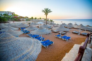 Playa privada, traslado desde/hacia la playa gratis y camastros 