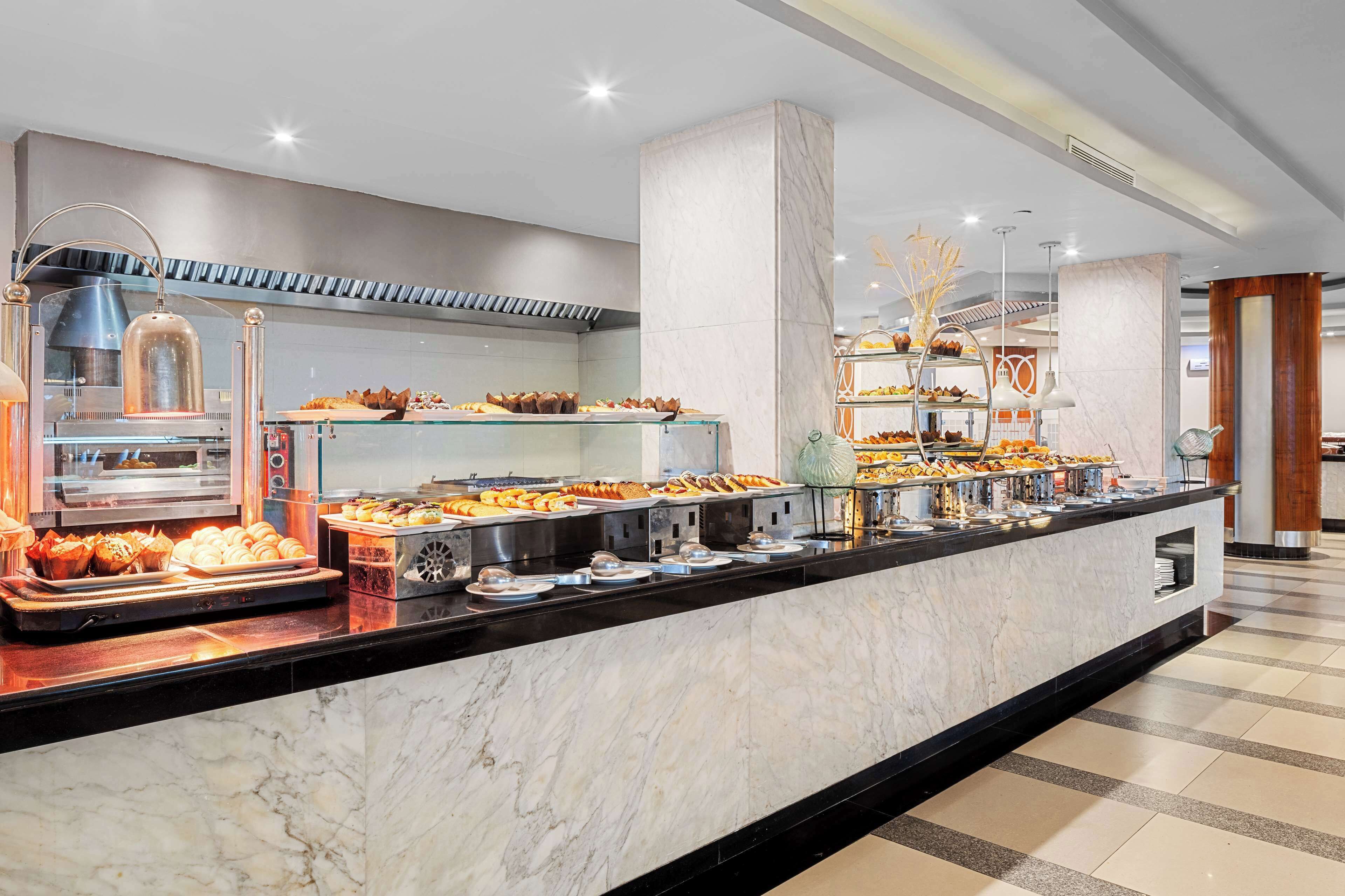 free daily full breakfast