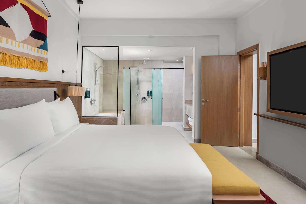 Suite Premium, 1 cama King size, para fumadores | Sábanas de algodón egipcio, ropa de cama hipoalergénica y edredón