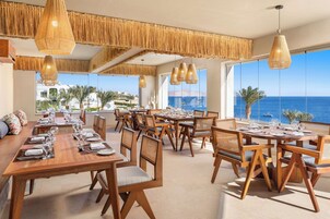 2 restaurantes; se sirven desayunos, almuerzos, cenas y cocina asiática 