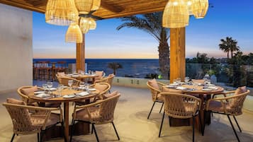 4 restaurants; breakfast, lunch, and dinner served