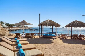 Playa privada, traslado desde/hacia la playa gratis y camastros 