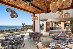 2 restaurantes; se sirven desayunos, almuerzos, cenas y cocina asiática 