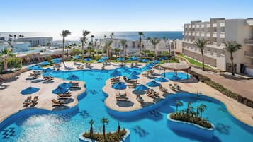 4 piscinas al aire libre, sombrillas, sillones reclinables de piscina