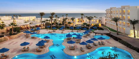 4 piscines extérieures, parasols de plage, chaises longues