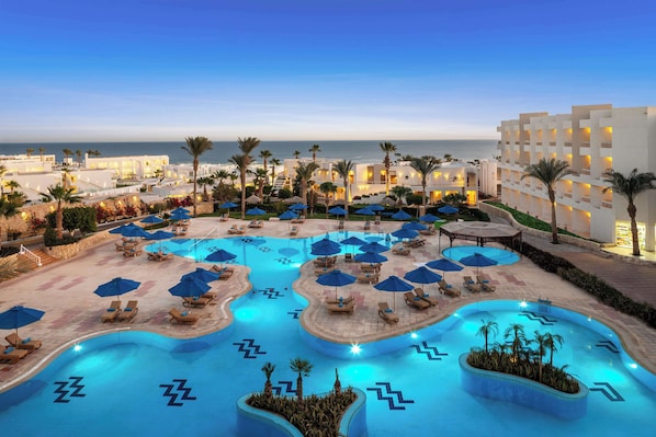 4 outdoor pools, pool umbrellas, pool loungers