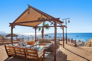 Private beach, free beach shuttle, sun loungers, beach umbrellas - DoubleTree by Hilton Sharm El Sheikh - Sharks Bay Resort (Sharm El Sheikh)