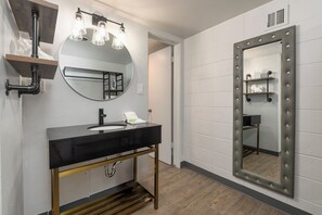 Deluxe Single Room | Bathroom | Shower, designer toiletries, hair dryer, towels