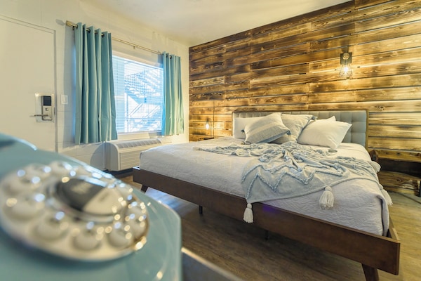 Comfort Room, 1 King Bed | Egyptian cotton sheets, premium bedding, pillowtop beds, soundproofing