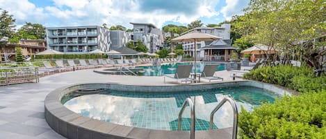 2 kolam renang outdoor, dengan payung kolam renang dan kursi berjemur