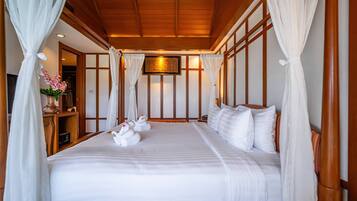 Premier Suite | 1 bedroom, minibar, in-room safe, desk