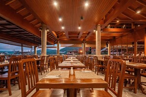 Daily buffet breakfast (THB 400 per person)