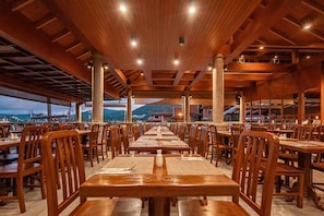 Daily buffet breakfast (THB 400 per person)