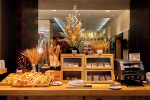 Bữa sáng buffet hàng ngày (350 THB/mỗi người) 