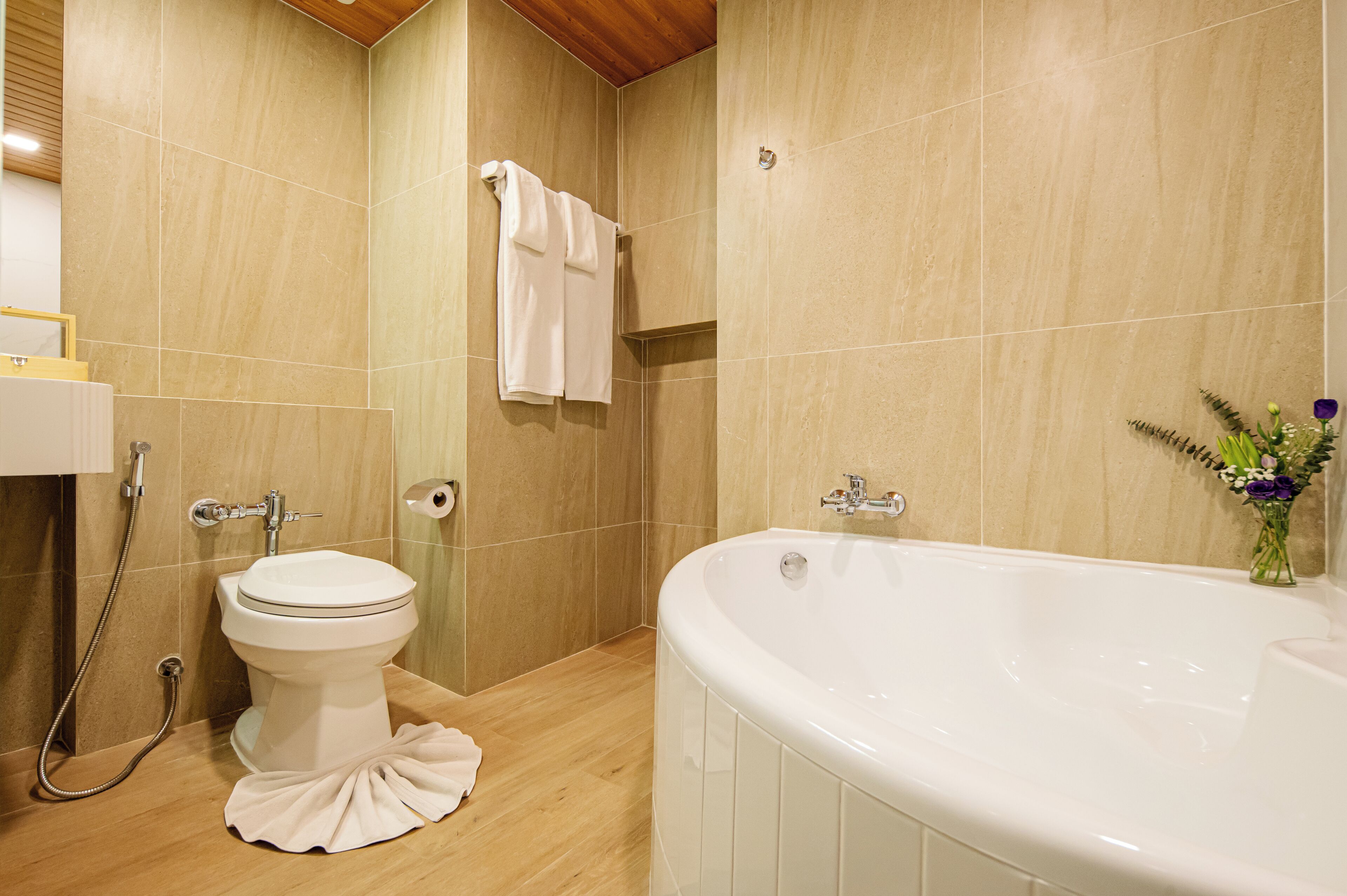 Une salle de bain avec des toilettes, une douche et une baignoire.