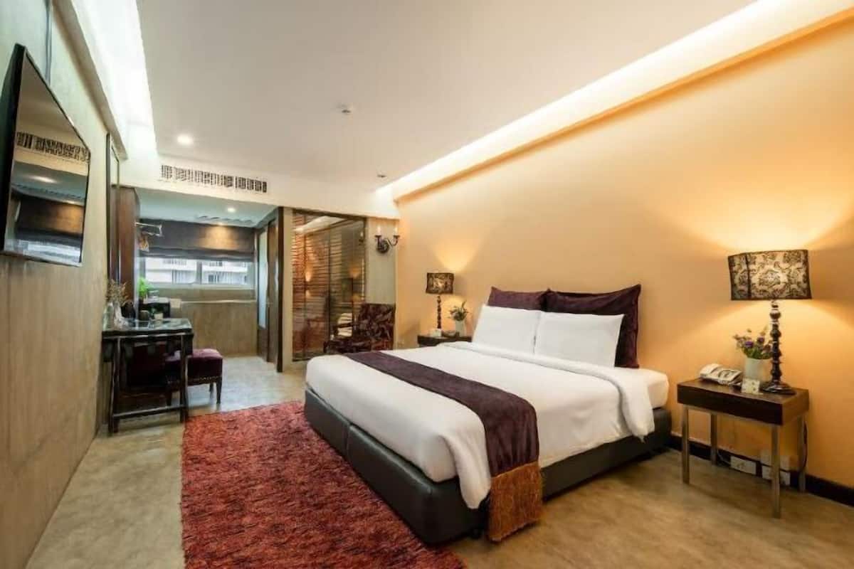 In-room safe, desk, laptop workspace, soundproofing