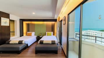 Deluxe Room | In-room safe, desk, laptop workspace, soundproofing