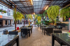 Breakfast, lunch and dinner served  - Sunbeam Hotel Pattaya (Pattaya)