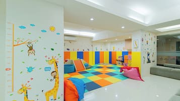 Área de juegos infantiles bajo techo