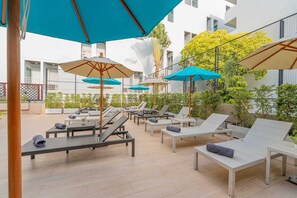 2 室外游泳池，池畔遮阳伞，日光浴躺椅