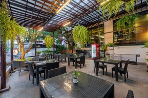 Phục vụ bữa sáng, bữa trưa, bữa tối, món ăn mang phong cách quốc tế 
