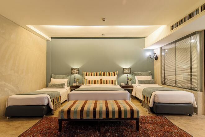 Caja de seguridad en la habitación y escritorio 