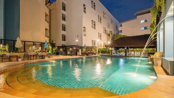 2 buitenzwembaden, parasols bij het zwembad en ligstoelen