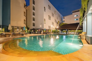 2 outdoor pools, pool umbrellas, pool loungers - Sunbeam Hotel Pattaya (Pattaya)