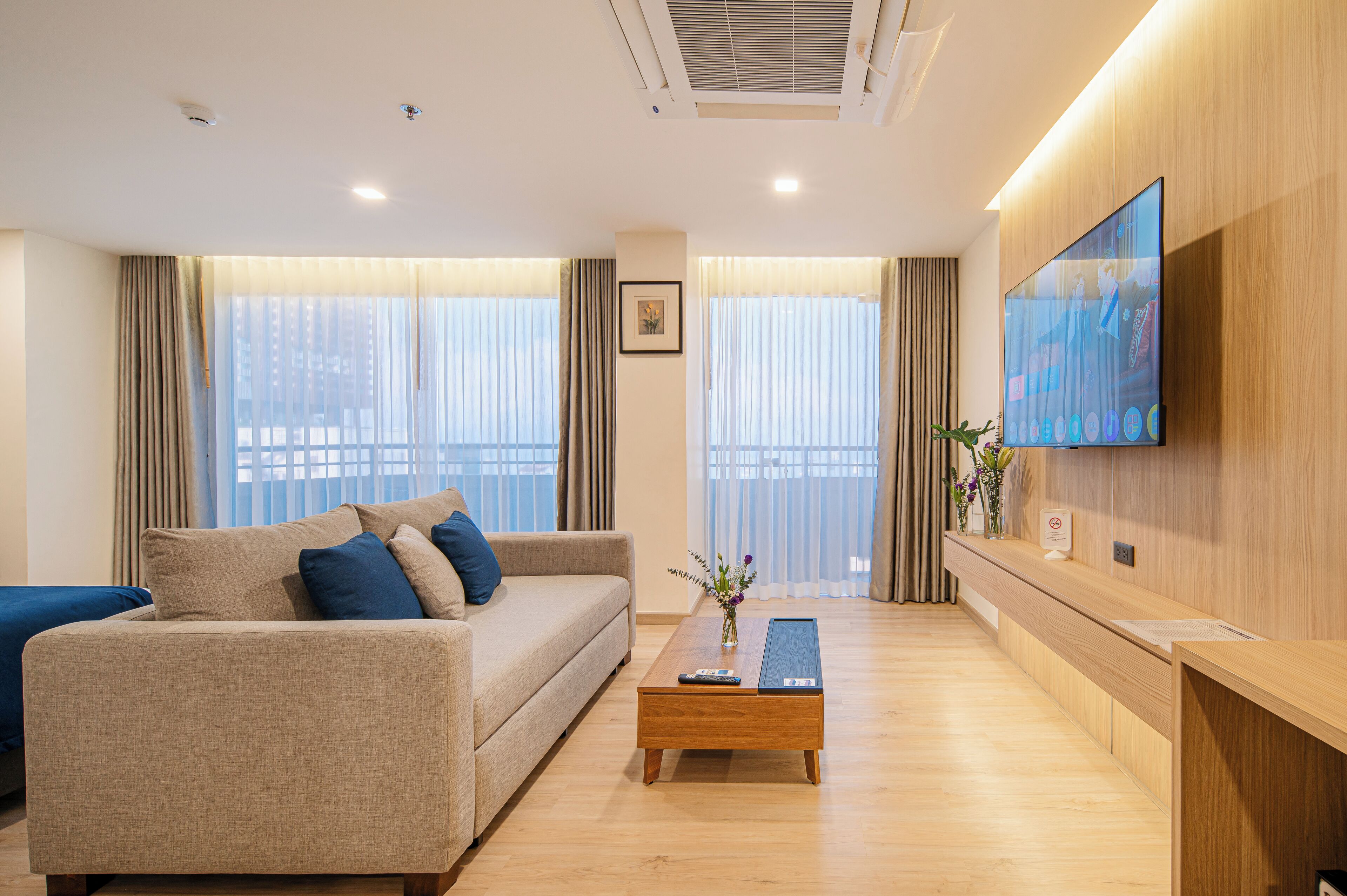 Premier Seaview Room | Living area | 43-inch TV with cable channels
