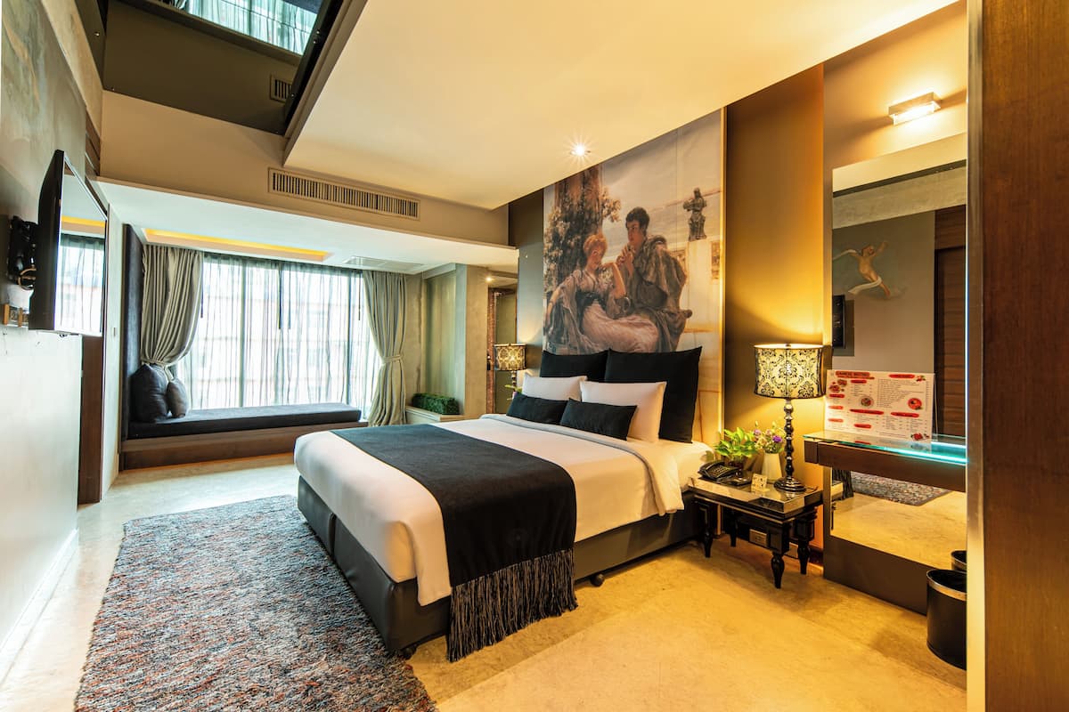 M Room (no balcony, window only) | 客房内保险箱、办公桌、笔记本电脑工作区、隔音