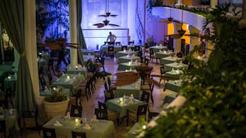 4 restaurants; breakfast, lunch and dinner served