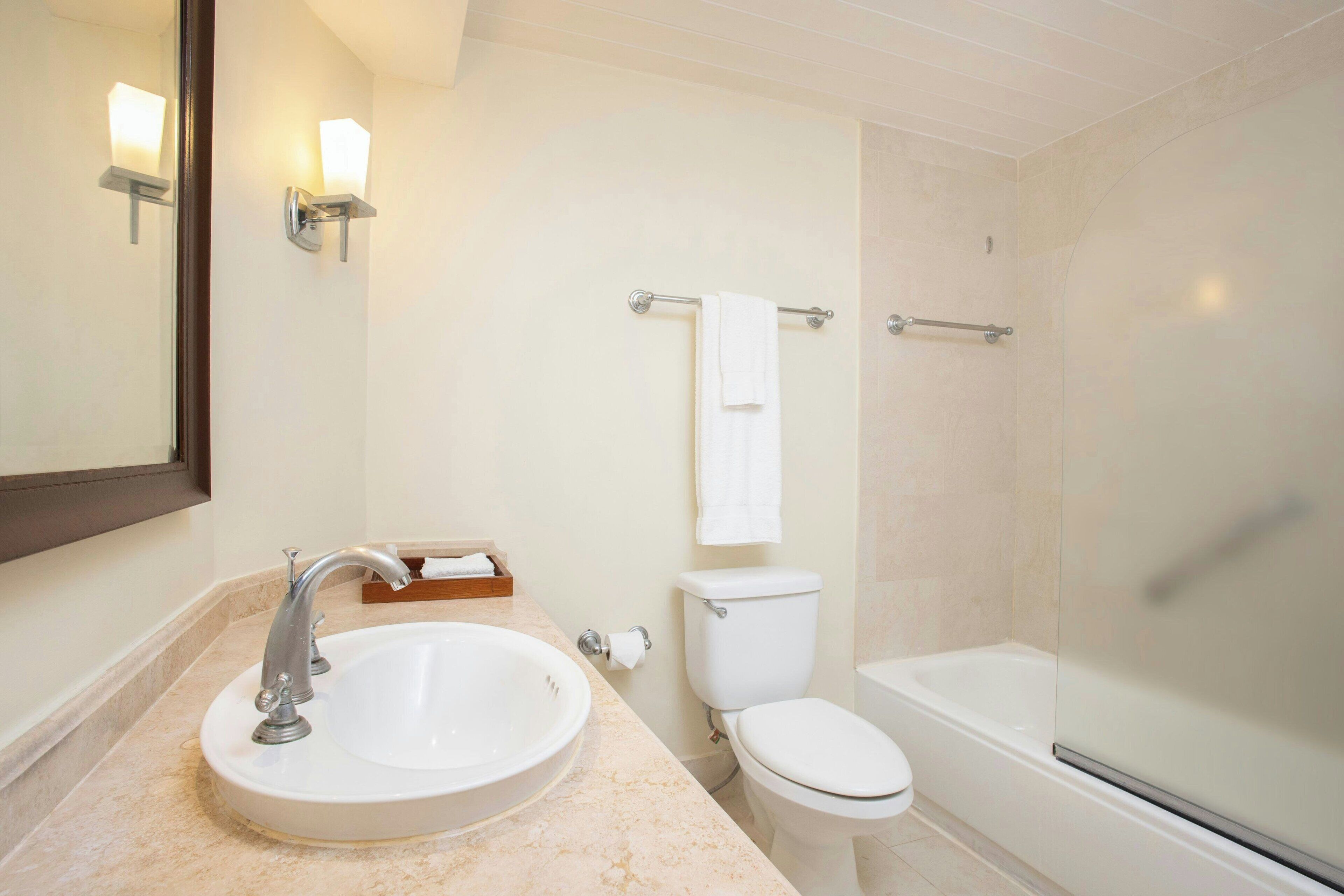 Une salle de bain avec un lavabo, des toilettes et une baignoire.