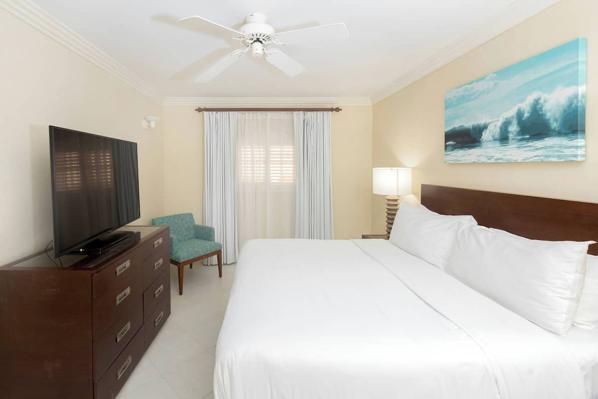 Garden View, 1 Bedroom Suite | In-room safe, desk, blackout drapes, iron/ironing board