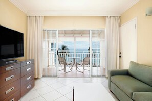 جناح جونيور - بشرفة - بمنظر للمحيط (2 Bedroom) | غرفة المعيشة | تلفزيون بشاشة مسطحة