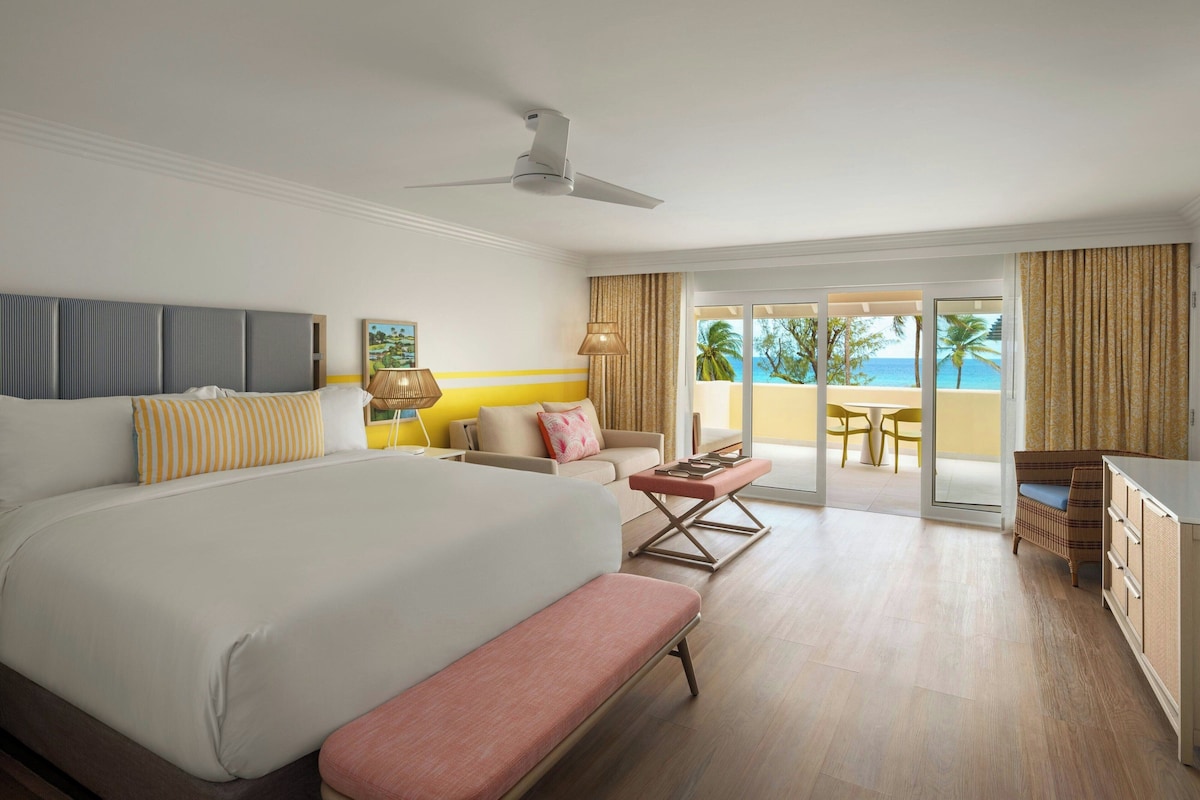 Suite junior, vistas al mar (Deluxe, All-Inclusive,1 King, SofaBed) | Caja fuerte, escritorio, cortinas opacas y tabla de planchar con plancha