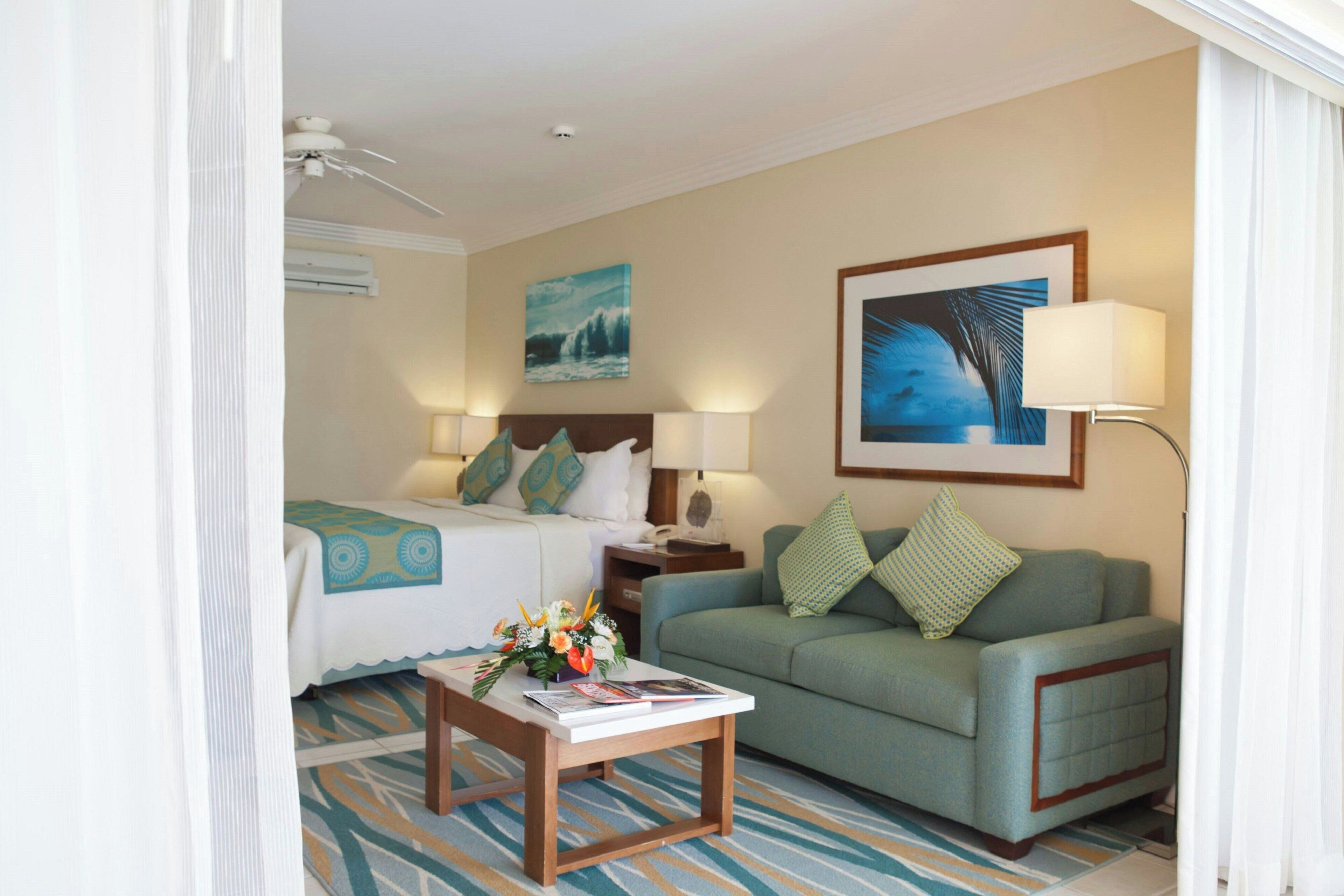 客房内保险箱、办公桌、遮光窗帘、熨斗/熨衣板