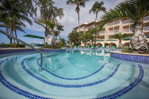 2 outdoor pools, pool loungers