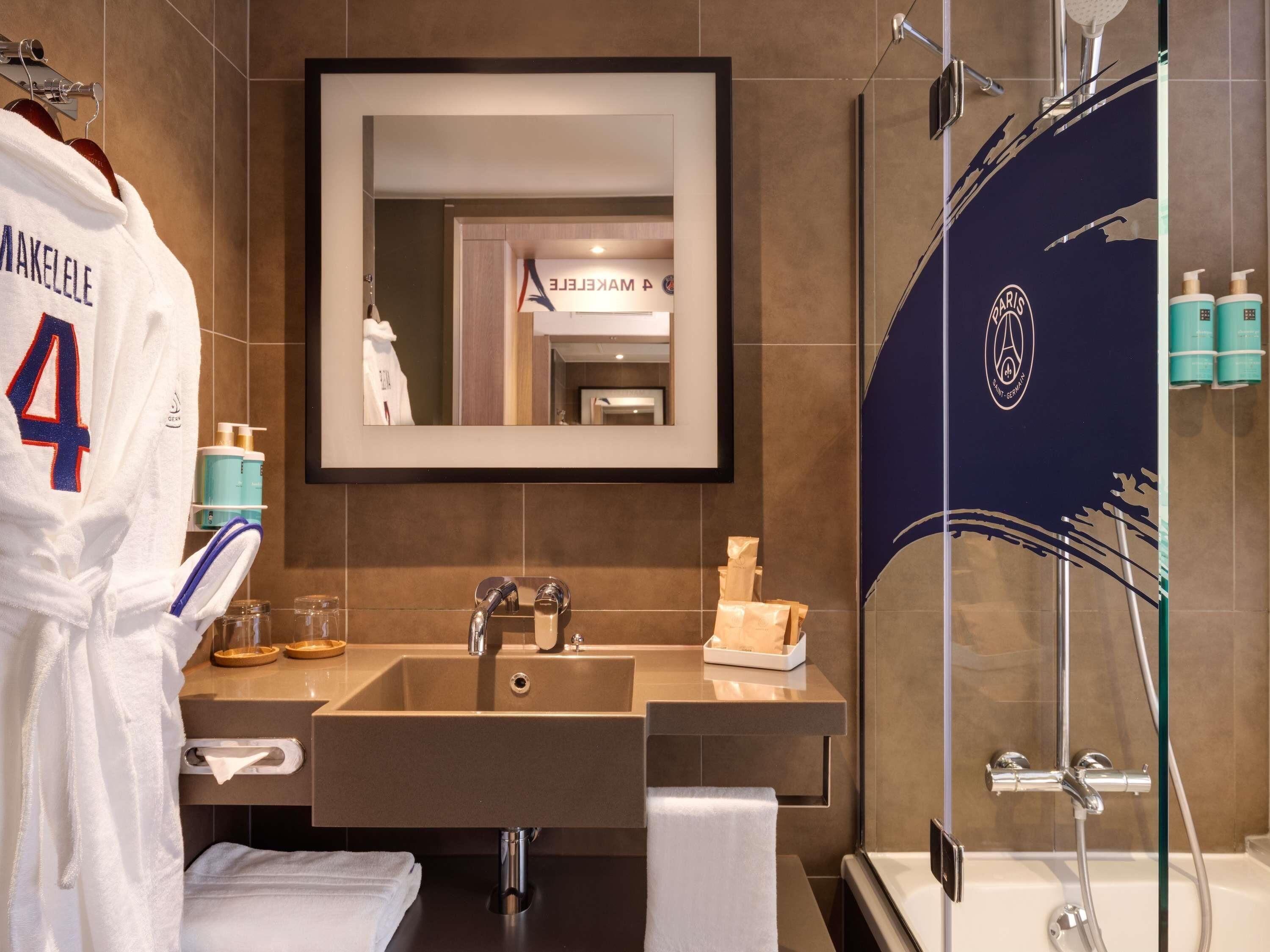 room, 1 queen bed | hypo-allergenic bedding, minibar, in-room safe, desk