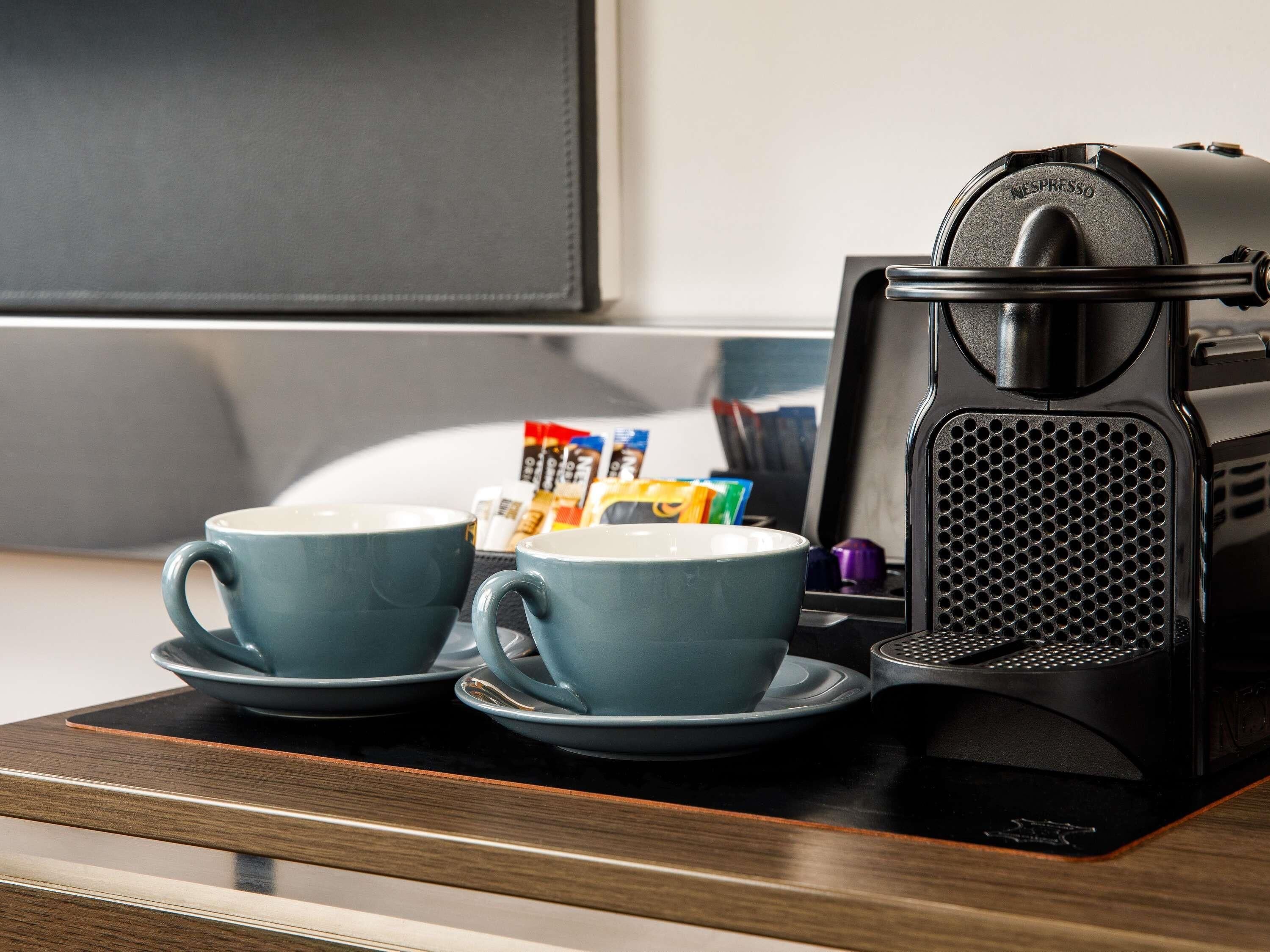 premium room, 1 queen bed with sofa bed (executive) | hypo-allergenic bedding, minibar, in-room safe, desk