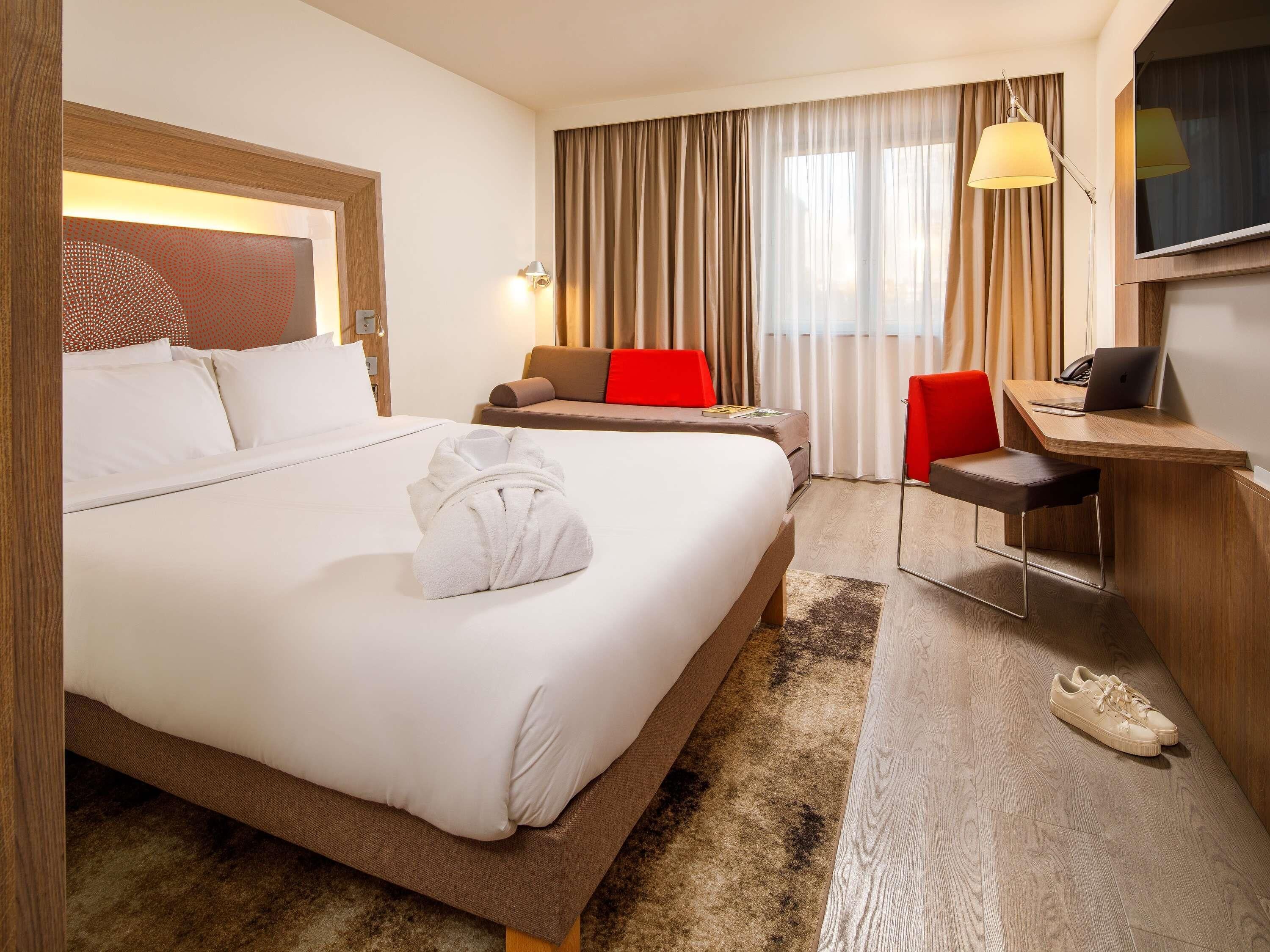 Hypo-allergenic bedding, minibar, in-room safe, desk