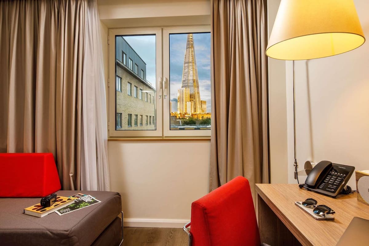 Premium Room, 1 Queen Bed with Sofa bed (Executive) | Hypo-allergenic bedding, minibar, in-room safe, desk