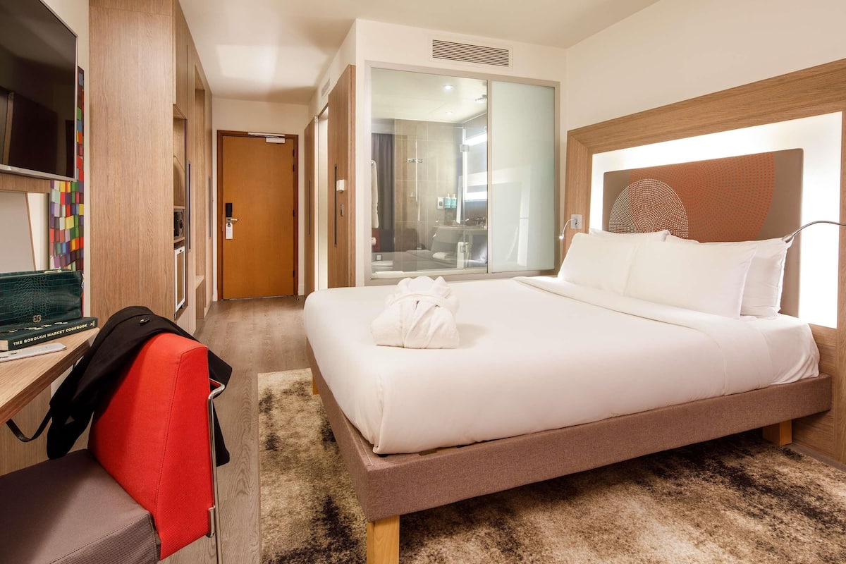 Seprai antialergi, minibar, brankas, dan meja kerja